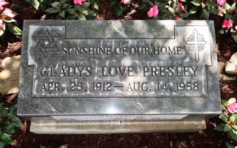 Why Elvis Presley had his mother Gladys’ gravestone。